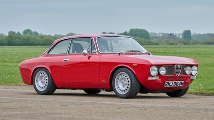 1974 Alfa Romeo 2000 GTV (105) Restomod
