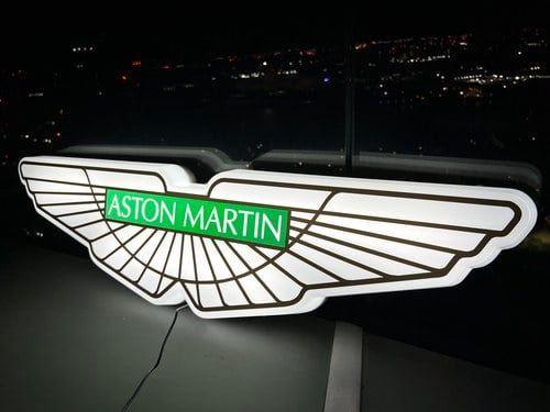 NO RESERVE - Illuminated Aston Martin Sign zum Verkauf (Bild 6 von 36)