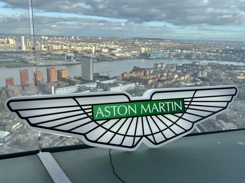 NO RESERVE - Illuminated Aston Martin Sign zum Verkauf (Bild 36 von 36)