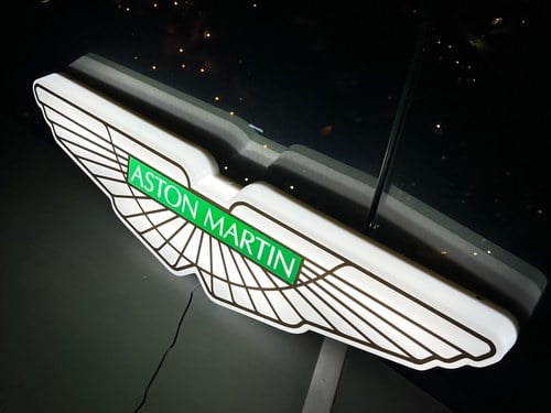 NO RESERVE - Illuminated Aston Martin Sign zum Verkauf (Bild 8 von 36)