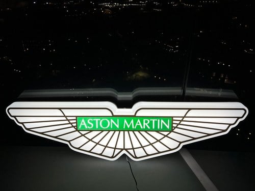 NO RESERVE - Illuminated Aston Martin Sign zum Verkauf (Bild 1 von 36)