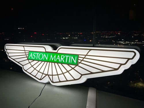 NO RESERVE - Illuminated Aston Martin Sign zum Verkauf (Bild 10 von 36)
