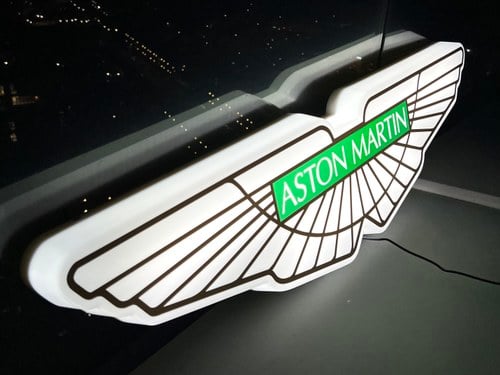 NO RESERVE - Illuminated Aston Martin Sign zum Verkauf (Bild 4 von 36)