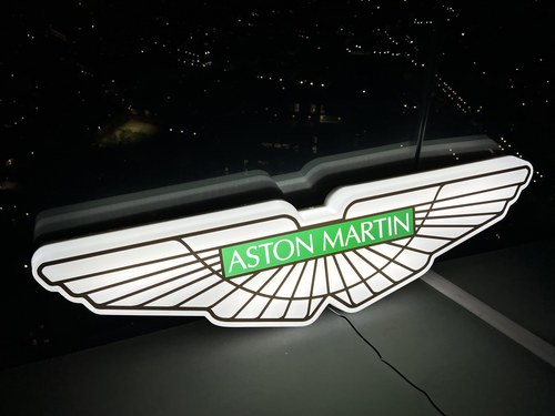 NO RESERVE - Illuminated Aston Martin Sign zum Verkauf (Bild 11 von 36)
