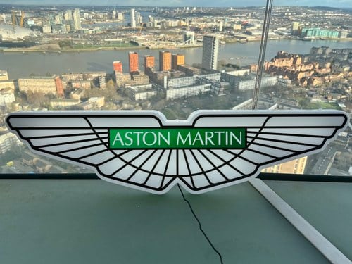 NO RESERVE - Illuminated Aston Martin Sign zum Verkauf (Bild 33 von 36)