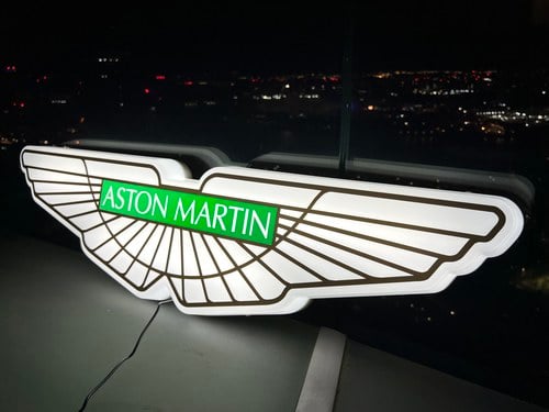 NO RESERVE - Illuminated Aston Martin Sign zum Verkauf (Bild 12 von 36)