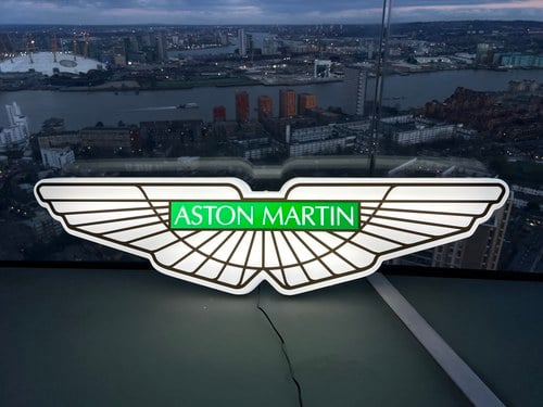 NO RESERVE - Illuminated Aston Martin Sign zum Verkauf (Bild 24 von 36)