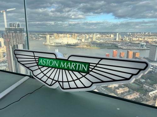 NO RESERVE - Illuminated Aston Martin Sign zum Verkauf (Bild 34 von 36)
