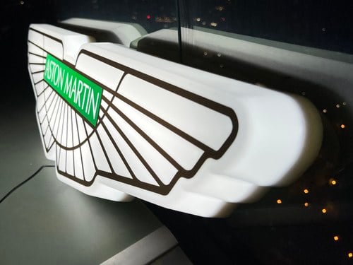 NO RESERVE - Illuminated Aston Martin Sign zum Verkauf (Bild 18 von 36)