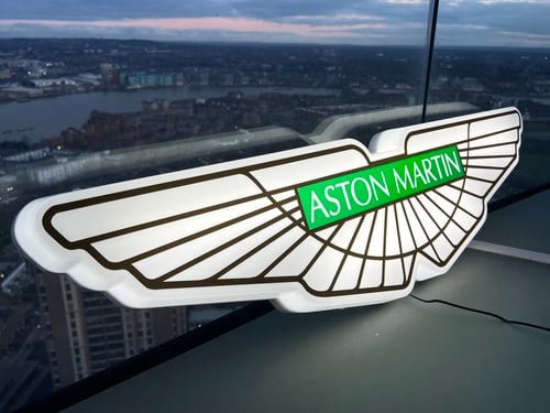 NO RESERVE - Illuminated Aston Martin Sign zum Verkauf (Bild 22 von 36)