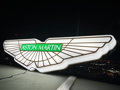 NO RESERVE - Illuminated Aston Martin Sign zum Verkauf (Bild 9 von 36)