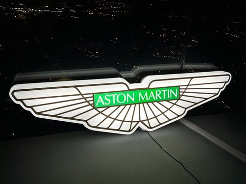 NO RESERVE - Illuminated Aston Martin Sign zum Verkauf (Bild 16 von 36)