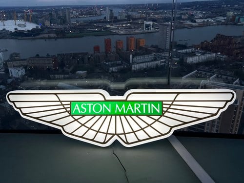 NO RESERVE - Illuminated Aston Martin Sign zum Verkauf (Bild 26 von 36)