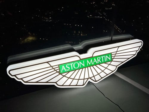 NO RESERVE - Illuminated Aston Martin Sign zum Verkauf (Bild 2 von 36)
