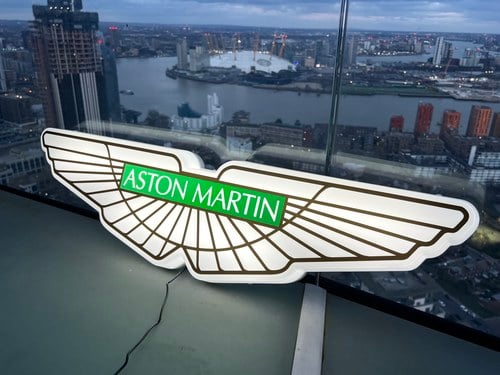 NO RESERVE - Illuminated Aston Martin Sign zum Verkauf (Bild 30 von 36)