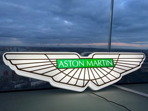 NO RESERVE - Illuminated Aston Martin Sign zum Verkauf (Bild 20 von 36)