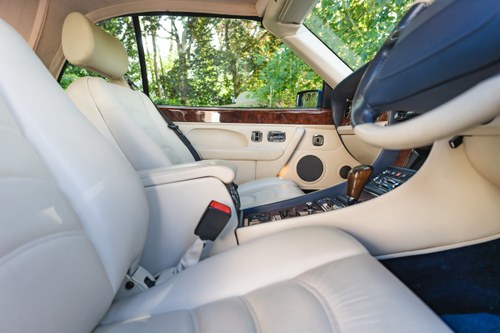 1998 Bentley Azure convertible Te koop (foto 65 van 140)