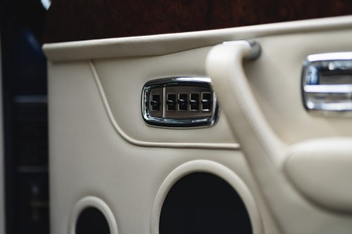 1998 Bentley Azure convertible Te koop (foto 39 van 140)