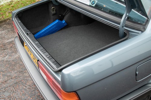 1988 BMW 325i Manual 2-door (E30) Te koop (foto 40 van 137)