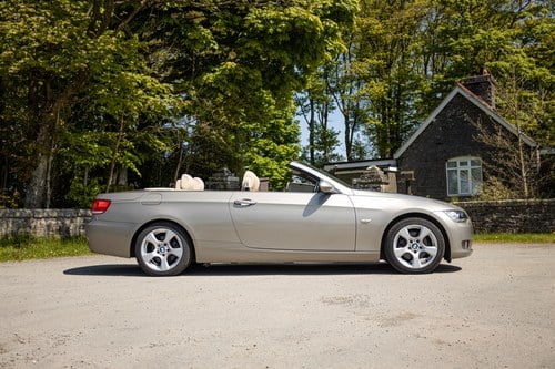 2007 BMW 320i SE (E93) à vendre (picture 4 of 107)