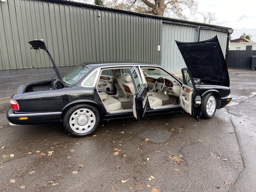 1998 Daimler Super V8 Supercharged LWB In vendita (immagine 18 di 111)