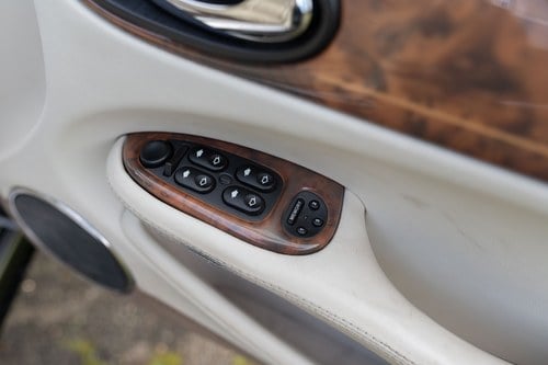 2000 Daimler Saloon V8 LWB à vendre (picture 83 of 158)