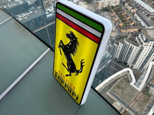 NO RESERVE - Illuminated Ferrari Service Sign In vendita (immagine 16 di 18)