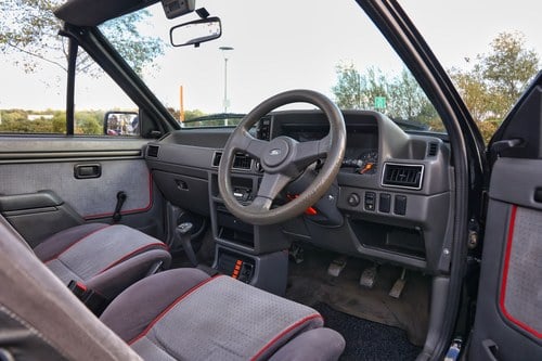 NO RESERVE - 1984 Ford Escort XR3i 1.6i Cabriolet Mk III In vendita (immagine 17 di 73)