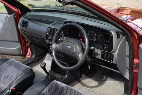 1990 Ford Escort XR3i Cabriolet In vendita (immagine 36 di 158)