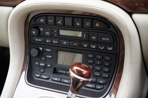 2001 Jaguar Sovereign LWB 4.0 For Sale (picture 30 of 136)