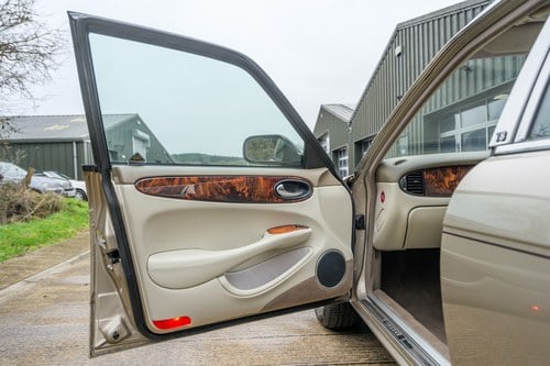 1998 Jaguar X308 XJ8 4litre LWB Sovereign In vendita (immagine 64 di 203)