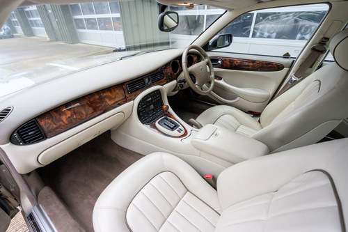 1998 Jaguar X308 XJ8 4litre LWB Sovereign In vendita (immagine 68 di 203)