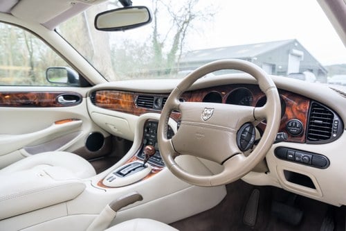 1998 Jaguar X308 XJ8 4litre LWB Sovereign In vendita (immagine 39 di 203)