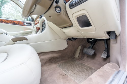 1998 Jaguar X308 XJ8 4litre LWB Sovereign In vendita (immagine 38 di 203)