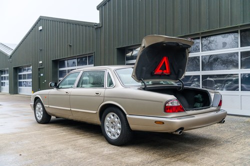 1998 Jaguar X308 XJ8 4litre LWB Sovereign In vendita (immagine 92 di 203)