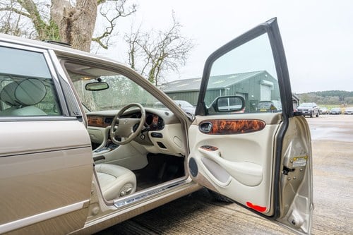 1998 Jaguar X308 XJ8 4litre LWB Sovereign In vendita (immagine 33 di 203)