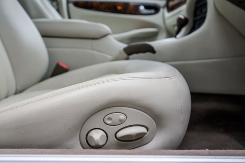 1998 Jaguar X308 XJ8 4litre LWB Sovereign In vendita (immagine 41 di 203)