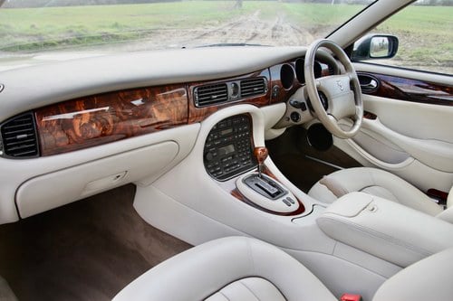 1998 Jaguar XJ8 4.0 Sovereign LWB For Sale (picture 47 of 99)