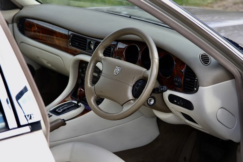1998 Jaguar XJ8 4.0 Sovereign LWB For Sale (picture 36 of 99)