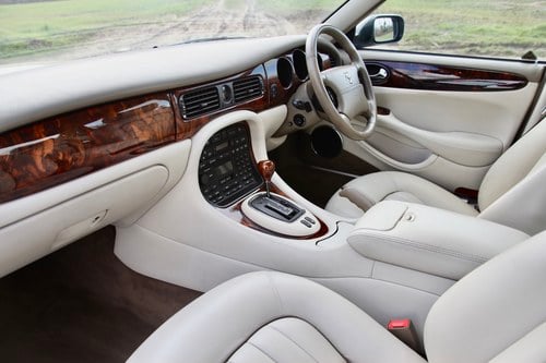 1998 Jaguar XJ8 4.0 Sovereign LWB For Sale (picture 48 of 99)