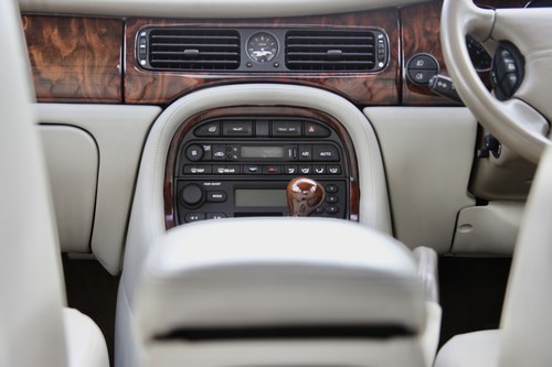 1998 Jaguar XJ8 4.0 Sovereign LWB For Sale (picture 49 of 99)