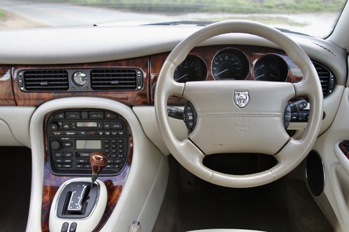 1998 Jaguar XJ8 4.0 Sovereign LWB For Sale (picture 33 of 99)