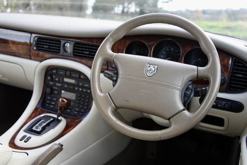 1998 Jaguar XJ8 4.0 Sovereign LWB For Sale (picture 56 of 99)