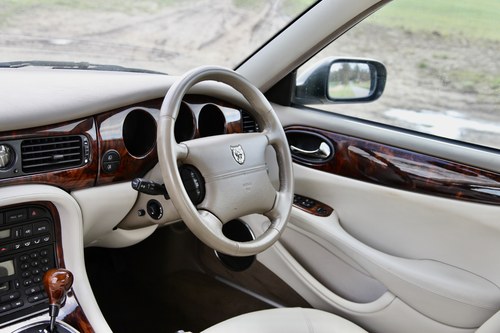 1998 Jaguar XJ8 4.0 Sovereign LWB For Sale (picture 46 of 99)