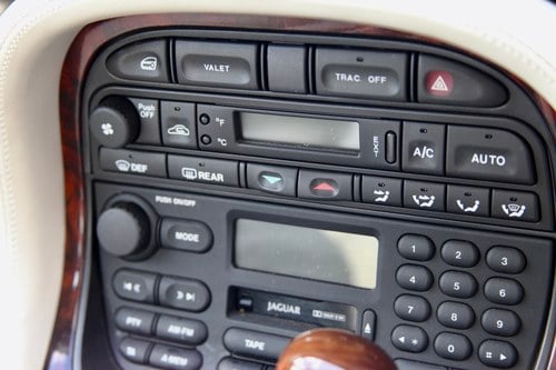 1998 Jaguar XJ8 4.0 Sovereign LWB For Sale (picture 35 of 99)