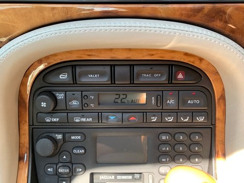 1999 Jaguar XJ8 For Sale (picture 35 of 108)
