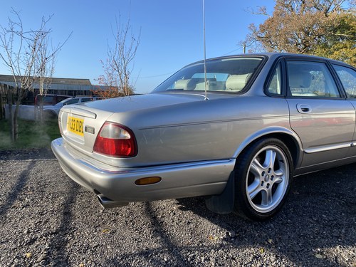 RESERVE LOWERED - 1999 Jaguar XJR 4.0 V8 Supercharged Te koop (foto 73 van 98)