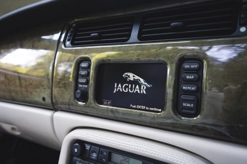 2002 Jaguar XK8 4.0 Convertible For Sale (picture 25 of 138)