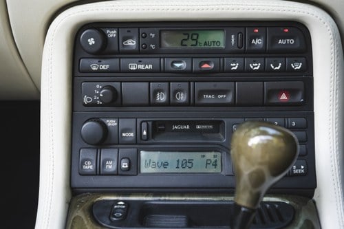 2002 Jaguar XK8 4.0 Convertible For Sale (picture 26 of 138)