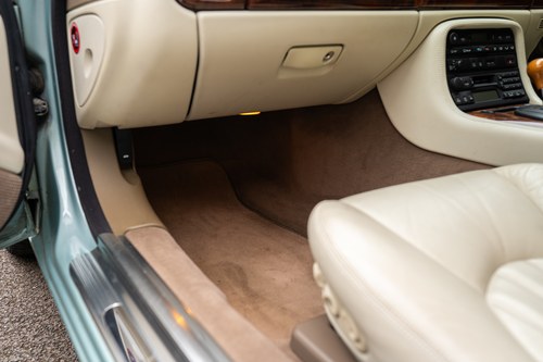 2000 Jaguar XK8 In vendita (immagine 43 di 125)